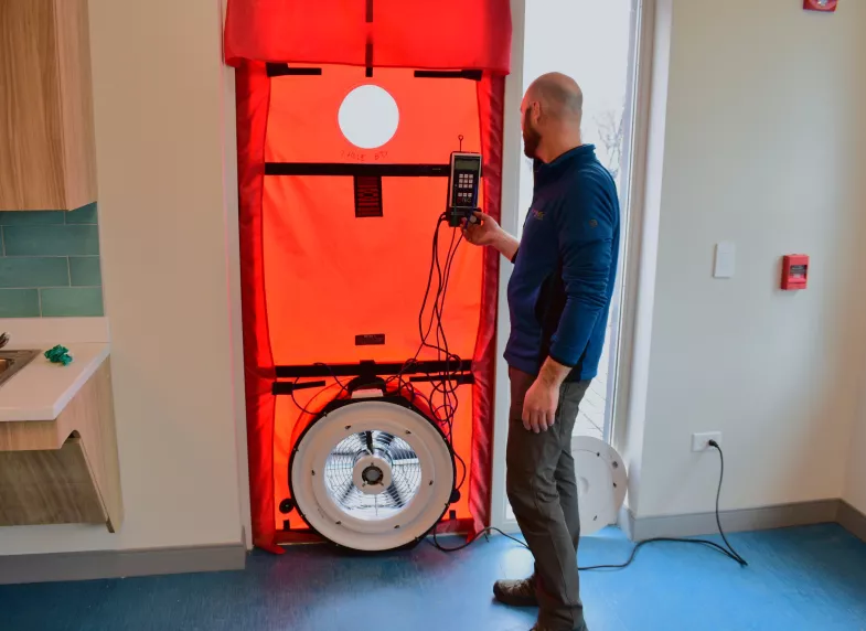 Technicien thermique réalisant un contrôle d'installation